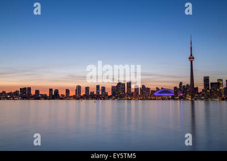 Una vista di edifici ad ovest del centro cittadino di al tramonto dal lago Ontario con copia spazio sopra o sotto gli edifici Foto Stock