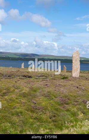 Neolitico pietre permanente, parte dell'anello di Brodgar, Orkney Isles, Scozia, Regno Unito, Europa. Guardando a Nord di Loch di Harray Foto Stock