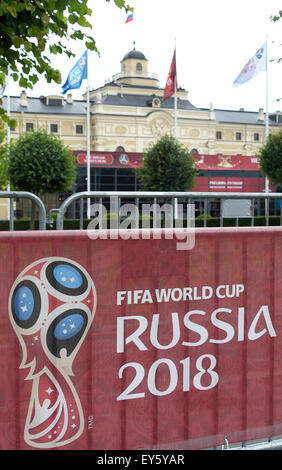 San Pietroburgo, Russia. 22 Luglio, 2015. Vista del Costantino's Palace di San Pietroburgo, Russia, 22 luglio 2015. Il 25 luglio 2015 i gruppi di qualificazione per il 2018 della Coppa del Mondo FIFA in Russia sono disegnate nel disegnare hall accanto a Costantino del palazzo. Foto: Marcus Brandt/dpav/dpa/Alamy Live News Foto Stock