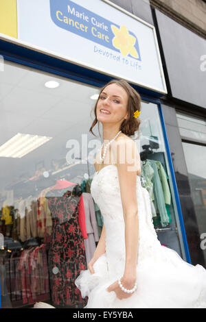 Corstorphine, Edinburgh, Regno Unito. 22 Luglio, 2015. Maria Usova-Sinclair in un Berketex sposa abito da sposa che è stata donata al Marie Curie Shop Corstorphine. Credito: Richard Dyson/Alamy Live News Foto Stock