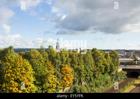 Centro di Bolton, skyline visto da sud-ovest per il Moor Lane e gli alti alberi che fiancheggiano la ferrovia Preston-Bolton. Foto Stock