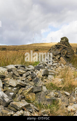 Asciugare la parete in pietra in stato di abbandono su Rivington moor, parte del West Pennine Moors, vicino alla collina di inverno in Lancashire Foto Stock