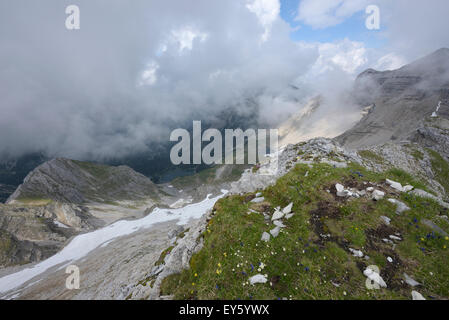 Vista di Soiernspitze e lago Soiernsee miscelato in condizioni atmosferiche, Karwendel, Germania Foto Stock