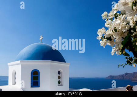 Chiesa Ortodossa greca nel villaggio di Oia - Santorini, Cicladi Grecia, Europa Foto Stock