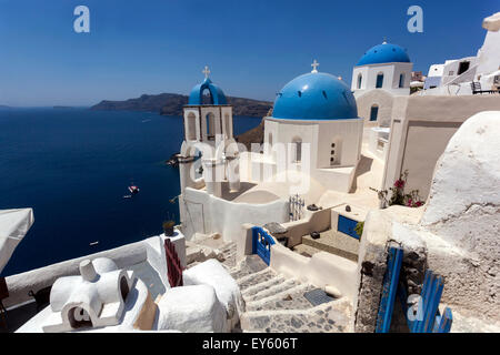 Vista della cupola blu chiese nel villaggio di Oia dalla scogliera, SANTORINI, CICLADI, isole greche, Grecia, Europa Foto Stock