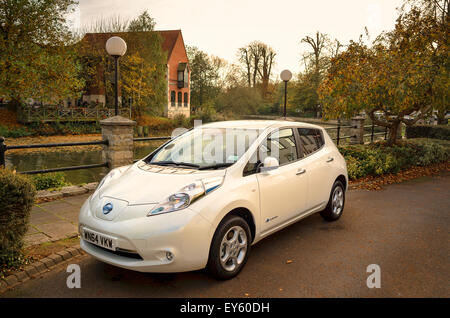 La Nissan Leaf con motore elettrico salone auto parcheggiate in Chippenham UKt Foto Stock