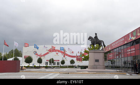 San Pietroburgo, Russia. 22 Luglio, 2015. Vista del disegnare hall (L) accanto al di Costantino nel Palazzo di San Pietroburgo, Russia, 22 luglio 2015. Il 25 luglio 2015 i gruppi di qualificazione per il 2018 della Coppa del Mondo FIFA in Russia sono disegnate nel disegnare hall accanto a Costantino del palazzo. Foto: Marcus Brandt/dpa/Alamy Live News Foto Stock