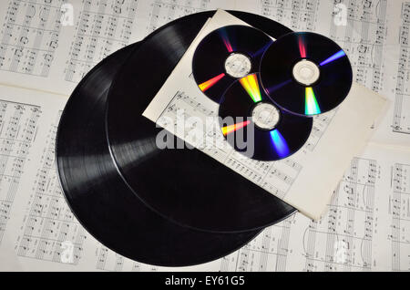 Nuova e vecchia generazione dei media. Lo stesso scopo. Polveroso record LP e lucido di DVD. Foto Stock