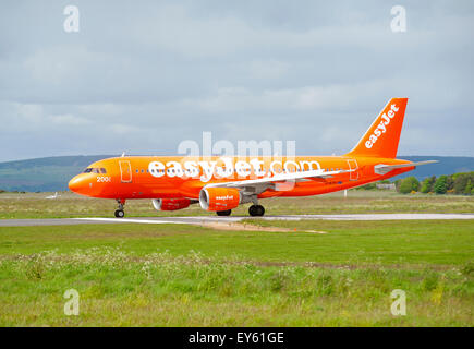 Easyjet Airbus 320-214 (G-EZUI) civile aereo di linea di passeggeri che arrivano a Inverness. SCO 9997. Foto Stock