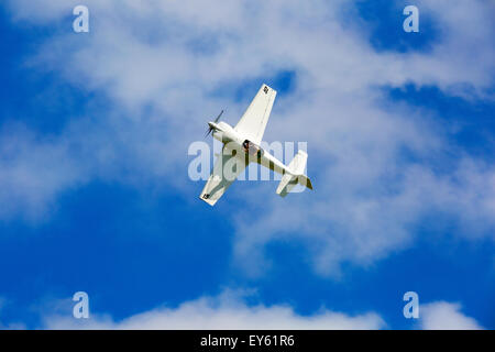 Aerei Mundry CAP 232 G-IITC in volo facendo acrobazie aeree su Breighton Airfield Foto Stock