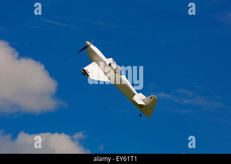 Aerei Mundry CAP 232 G-IITC in volo su Breighton Airfield facendo acrobazie aeree Foto Stock