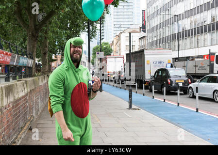 Un lavoratore di beneficenza in fancy dress costume. Foto Stock