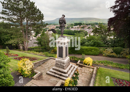 Il memoriale di guerra e il castello a Clitheroe Castle, Lancashire, Regno Unito, guardando oltre a Pendle Hill Foto Stock