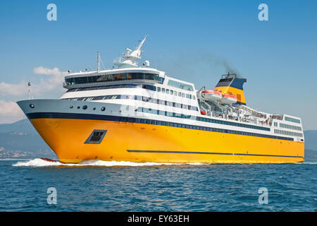 Grande giallo traghetto passeggeri va sul Mare Mediterraneo Foto Stock