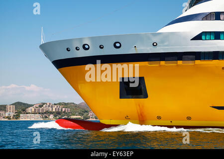 Grande giallo traghetto passeggeri nave va sulla velocità nel Mare Mediterraneo. Frammento di prua Foto Stock