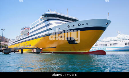 Ajaccio, Francia - 30 Giugno 2015: Il Mega Express ferry, giallo grande nave passeggeri gestiti da Corsica Ferries Sardinia Ferries Foto Stock