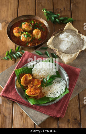 Uovo curry e tramogge stringa. Lo Sri Lanka e India del Sud il cibo Foto Stock
