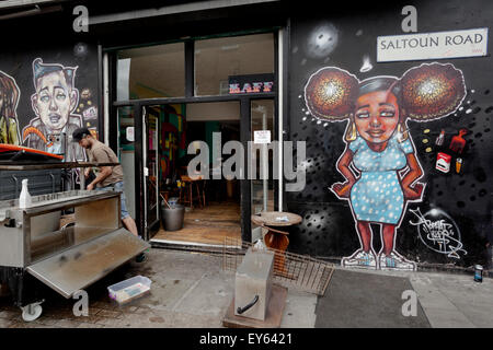 Brixton, Londra, Regno Unito. 22 Luglio, 2015. Il popolare bar Kaff su Atlantic Road in Brixton è stato costretto a chiudere a causa del locatore di triplicare l'affitto. Co-proprietario Stephen Ross inizia il chiaro fuori che comprenderà che copre l'acclamato arte di strada. Credito: Miele Salvadori/Alamy Live News Foto Stock