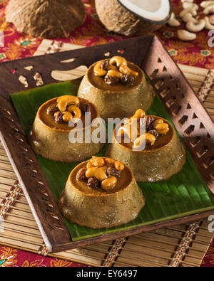 Watalappam. Latte di cocco dessert. Sri Lanka il cibo Foto Stock