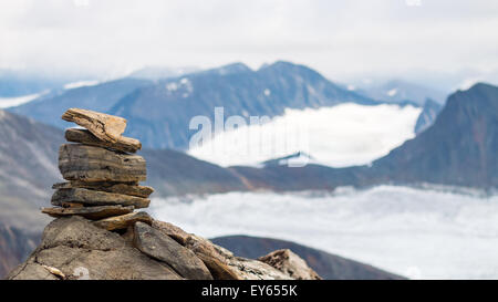 Cumulo di pietre sulla cima di una montagna in Sarek National Park. Foto Stock