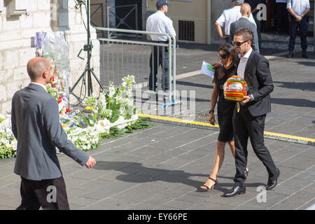 Cattedrale Sainte Raparate, Nice, Francia. 21 Luglio, 2015. Il funerale di Jules Biachi, ex pilota di F1 per Marussia F1 nel Campionato del Mondo di Formula Uno FIA. Bianchi è morto il 17 Luglio da lesioni ricevute in giapponese di F1 Grand Prix sul circuito di Suzuka, in Giappone il 5 ottobre 2014. I partecipanti con una replica casco da corsa Credito: Azione Sport Plus/Alamy Live News Foto Stock