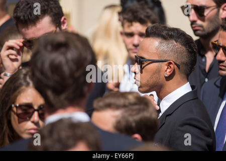 Cattedrale Sainte Raparate, Nice, Francia. 21 Luglio, 2015. Il funerale di Jules Biachi, ex pilota di F1 per Marussia F1 nel Campionato del Mondo di Formula Uno FIA. Bianchi è morto il 17 Luglio da lesioni ricevute in giapponese di F1 Grand Prix sul circuito di Suzuka, in Giappone il 5 ottobre 2014. Lewis Hamilton arriva per il memorial Credit: Azione Plus sport/Alamy Live News Foto Stock