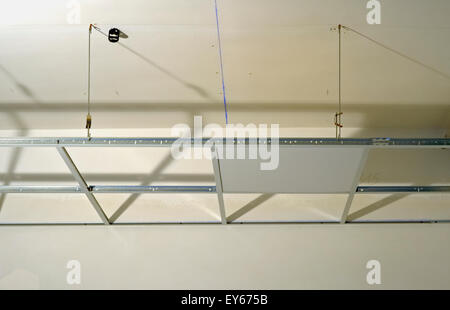 La costruzione della struttura di un controsoffitto con pannelli in gesso cartonato Foto Stock
