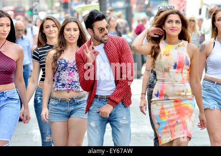 Londra, Piccadilly Circus. Simar Gill e Mahi Gill filmare scene per Jimmy Sheirgill's Punjabi film 'Shareek', 21 Luglio 2015 Foto Stock