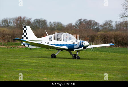 British Aerospace (Aviazione scozzese) Bulldog serie 120 modello 1210 G-JWCM circa per iniziare la corsa di decollo a Breighton Airfield Foto Stock