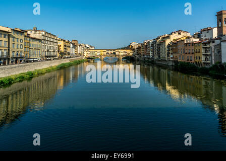 Ponte Vecchio e il fiume Arno visto da Ponte Santa Trinita. Firenze, Italia. Foto Stock