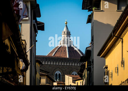 Edifici tradizionali di Firenze di colore giallo con la cupola del Duomo in lontananza. Firenze, Italia. Foto Stock