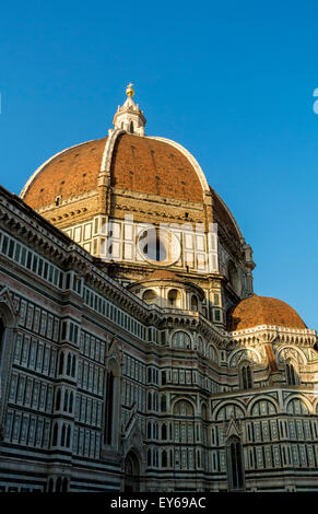 façade Sud del Duomo di Firenze girato da Piazza del Duomo verso la cupola. Firenze, Italia. Foto Stock