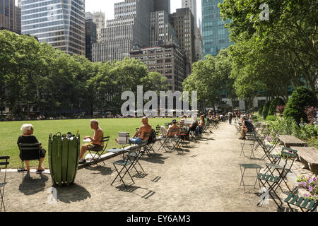 Bryant Park di New York, il grande prato, pubblica Bryant Park in una giornata calda e la città di New York Manhattan. Stati Uniti d'America Foto Stock