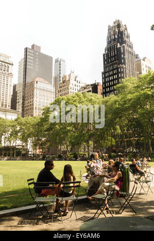 Il grande prato, pubblica Bryant Park in una giornata calda, New York Public Library, New York Manhattan. Stati Uniti d'America Foto Stock