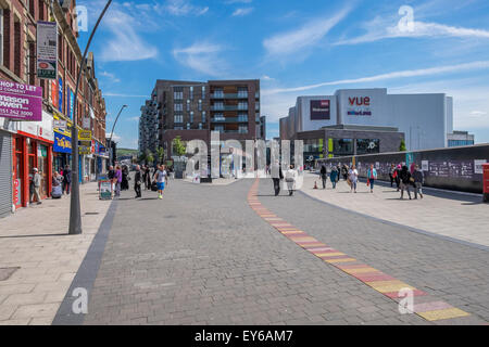 Una strada pedonale che conduce fino a un centro commerciale con n. veicoli e persone a piedi senza paura di traffico Foto Stock