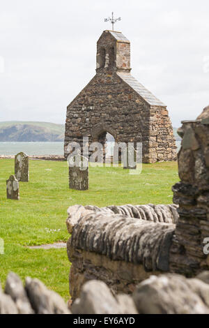 Resti della chiesa di St Brynach e cottage a CWM yr Eglwys, Pembrokeshire Coast National Park, Galles UK nel mese di maggio Foto Stock