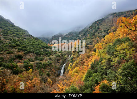 Cascata Skepasmeno vicino al villaggio Velvendo Kozani, Macedonia, Grecia. Foto Stock