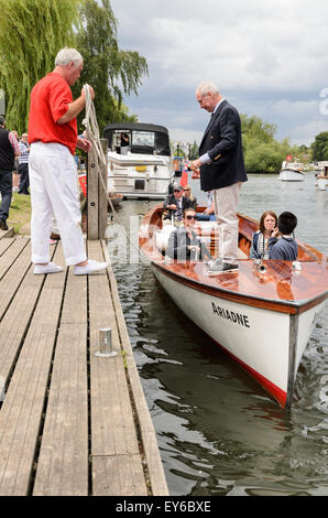 Henley-on-Thames, Oxfordshire RG1ESSERE, Regno Unito 22 Giugno 2015. Swan batte in volata equipaggi ormeggiare le loro barche a Henley. Swan batte in volata è il censimento annuale della popolazione di cigno sul Tamigi tra Middlesex e Oxfordshire. Credito: Michael Winters/Alamy Live News Foto Stock