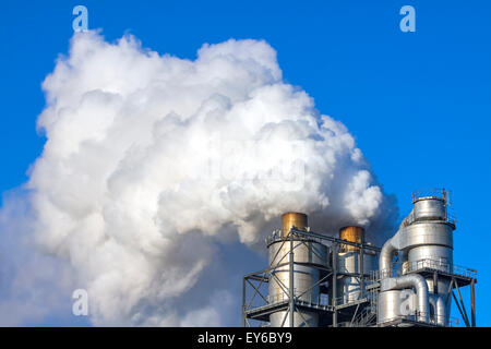 Nuvole di fumo da un camino contro il cielo blu, ambiente inquinamento concetto. Foto Stock