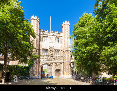 Grande porta al Trinity College di Cambridge University Cambridge Cambridgeshire England Regno Unito GB EU Europe Foto Stock