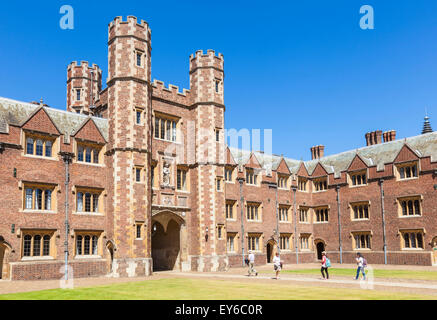 Gli studenti al di fuori della torre di Shrewsbury st Johns College di Cambridge University Cambridge Cambridgeshire England Regno Unito GB EU Europe Foto Stock