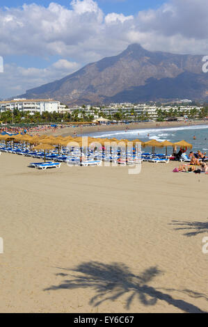 Puerto Banus spiaggia. Marbella. Provincia di Malaga. Costa del Sol. Andalusia. Spagna Foto Stock