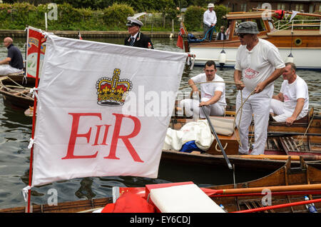 Henley-on-Thames, Oxfordshire RG1ESSERE, Regno Unito 22 Giugno 2015. Swan batte in volata equipaggi ormeggiare le loro barche a Henley. Swan batte in volata è il censimento annuale della popolazione di cigno sul Tamigi tra Middlesex e Oxfordshire. Credito: Michael Winters/Alamy Live News Foto Stock