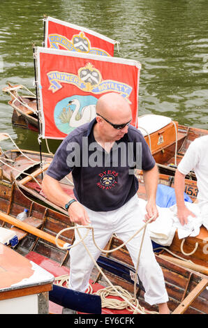 Henley-on-Thames, Oxfordshire RG1ESSERE, Regno Unito 22 Giugno 2015. Swan batte in volata equipaggi ormeggiare le loro barche a Henley. Swan batte in volata è il censimento annuale della popolazione di cigno sul Tamigi tra Middlesex e Oxfordshire. Credito: Michael Winters/Alamy Live News Foto Stock