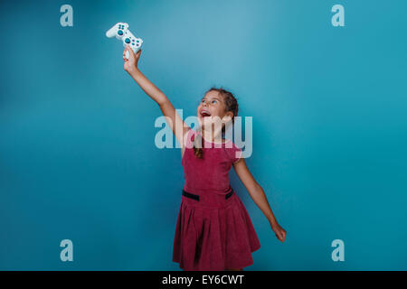 Ragazza aspetto europeo dieci anni tenendo un joystick nella sua han Foto Stock