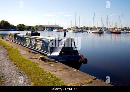 Narrowboat ormeggiata in Glasson Dock sul Lancaster Canal, Lancashire Foto Stock