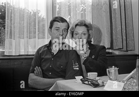 Deutsches Schauspielerpaar Walter Giller und Nadja Tiller, Deutschland 1970er Jahre. Attore tedesco giovane Walter Giller e Nadja Tiller, Germania degli anni settanta. 24x36Neg613 Foto Stock