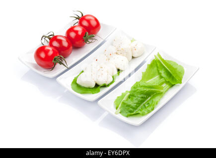 Pomodori, mozzarella e insalata verde foglie. Isolato su sfondo bianco Foto Stock