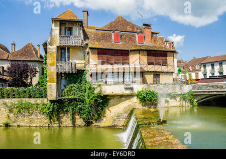 Vecchio edificio tradizionale a Salies de Bearn, Francia. Foto Stock