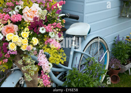 Blue shed, bike & bicicletta, fiori e giardino capanna a i Soci RHS giorno al XVII annuale di RHS Flower Show Festival presso il Parco Tatton, una celebrazione dei migliori nel giardinaggio con una vibrante atmosfera di carnevale. Una giornata spettacolare per gli amanti di pianta. La mostra si articola in tre "zone", ciascuno con il proprio carattere distintivo tema e sapore. Il "crescere" zona è una pianta gli amanti del paradiso con così tanto da vedere e da fare. Circondatevi di bellezza nel magnifico tendone floreali e vivace villaggio di piante; guadagno top suggerimenti da parte di esperti della RHS Potting panche. Foto Stock